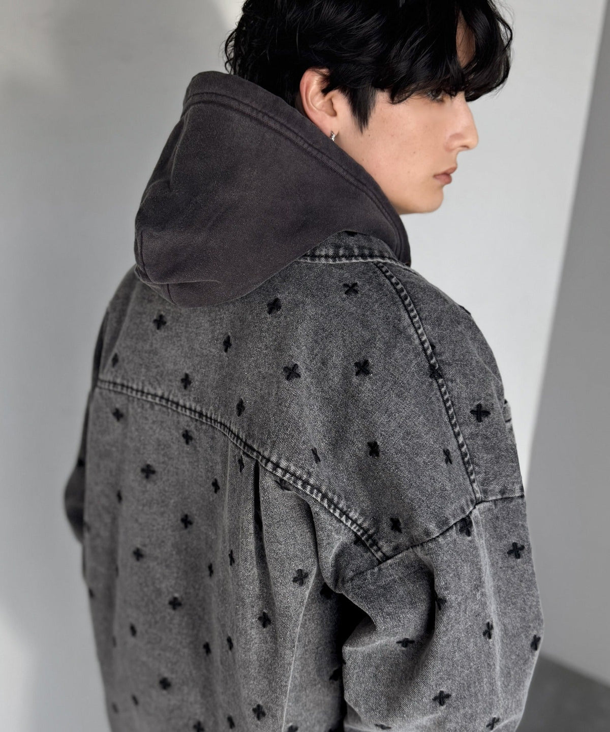 「シンプル以上、主張しすぎない存在感。」総柄刺繍デニムシャツジャケット／All-Over Embroidered Denim Shirt Jacket co1010050