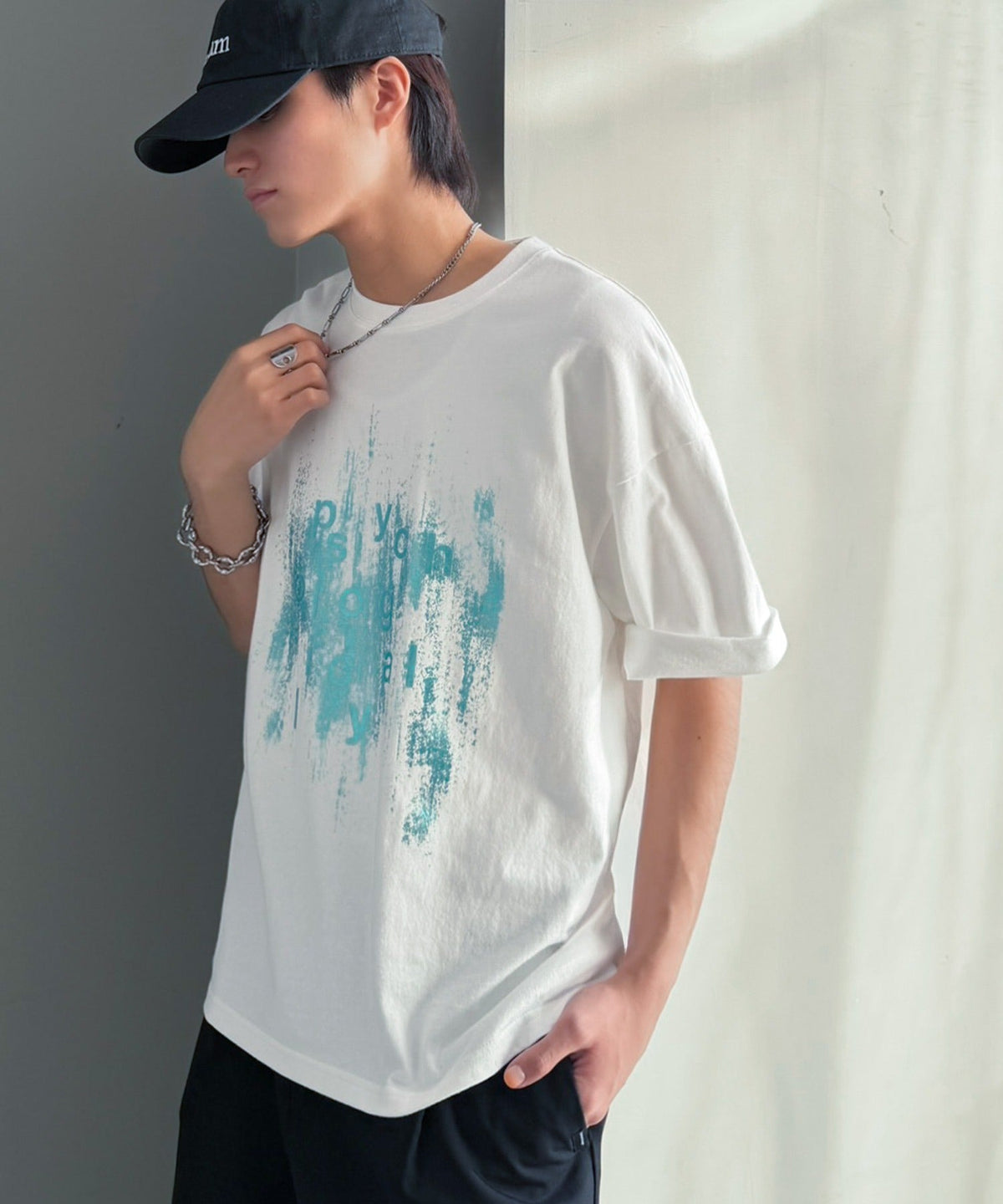 無地じゃ足りない、そんな日に！コットン100% グリッチノイズ箔プリントTシャツ／Glitch Noise Foil Print T-Shirt co1320011