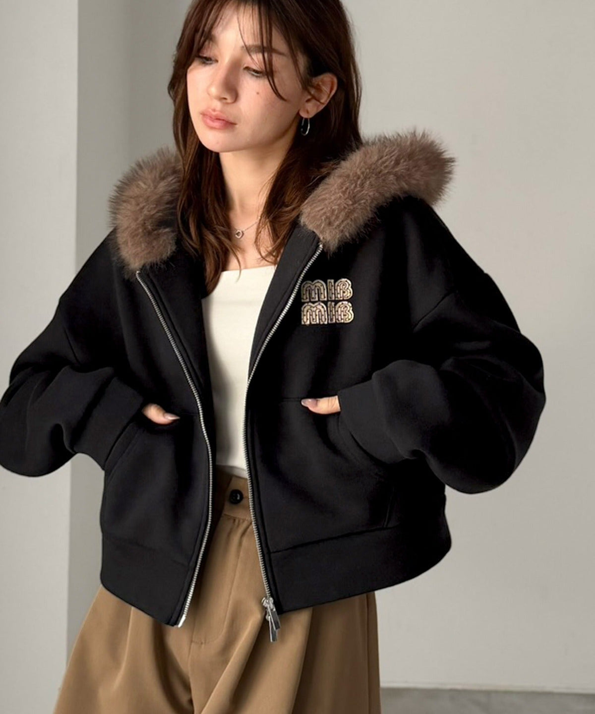 【mily bilet】ラフなのに、盛れ度抜かりなし。ショート丈ファー付きロゴワッペンフードパーカー(裏起毛)(チェック/ドットあり) mi1329119