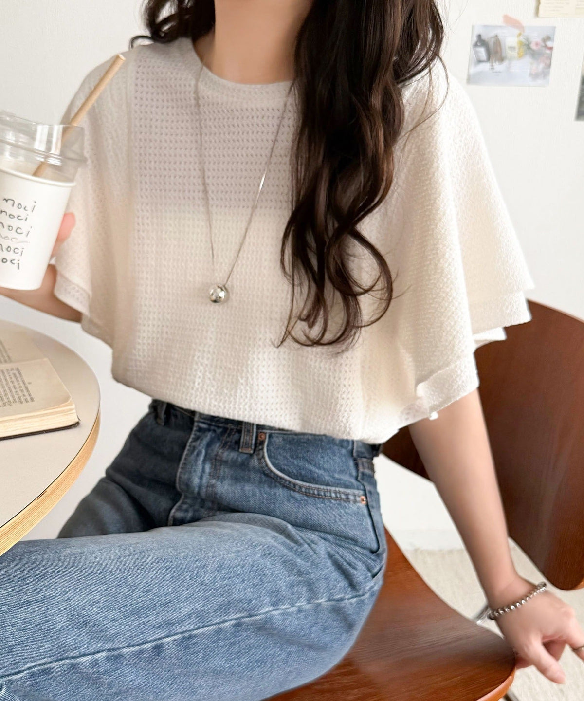 一枚で“きれい可愛い”が完成！レースジャガードフリルスリーブTシャツ ce1110173