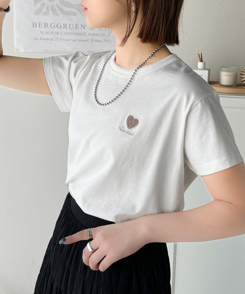 トレンドをまとう。綿100％シルケット風ハート胸サガラ刺繍Tシャツ（半袖） ce1330013
