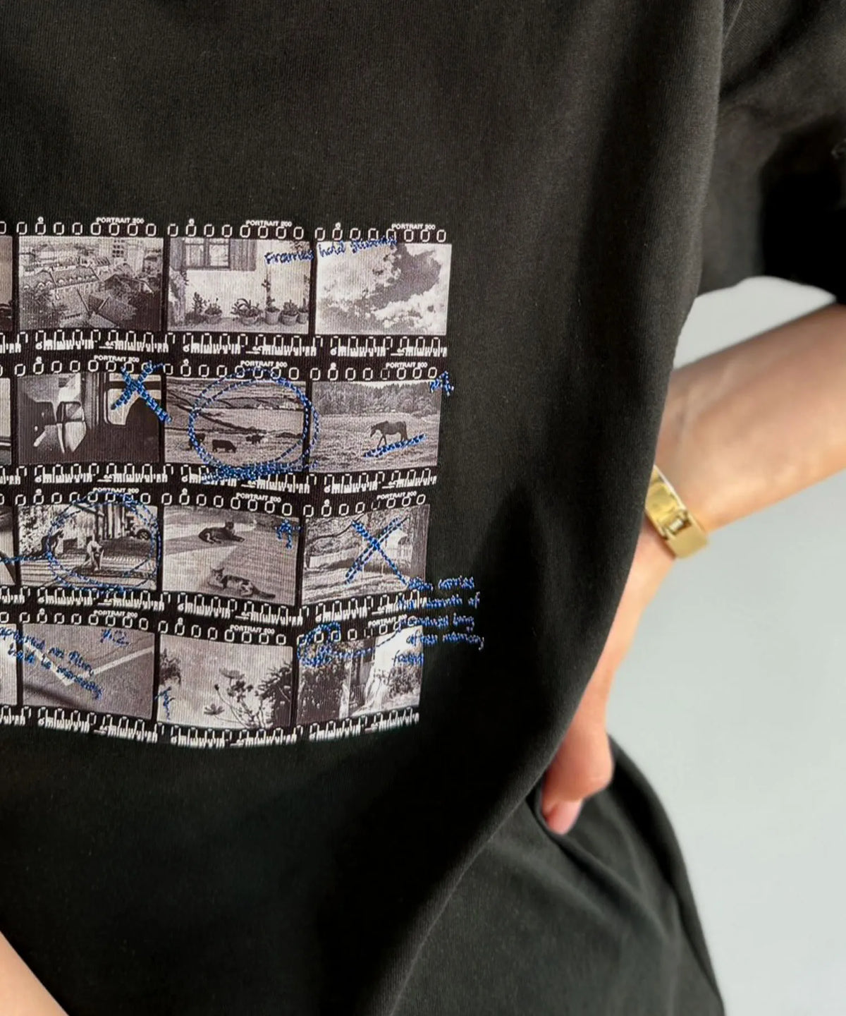 【接触冷感機能付き】ただのTシャツじゃ、終わらない。フィルムネガフォトプリント×ラクガキ刺繍Tシャツ（半袖） ce1260553