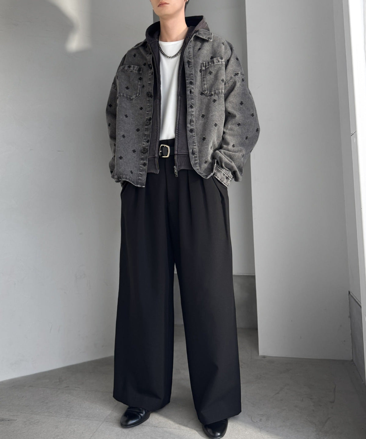 「シンプル以上、主張しすぎない存在感。」総柄刺繍デニムシャツジャケット／All-Over Embroidered Denim Shirt Jacket co1010050