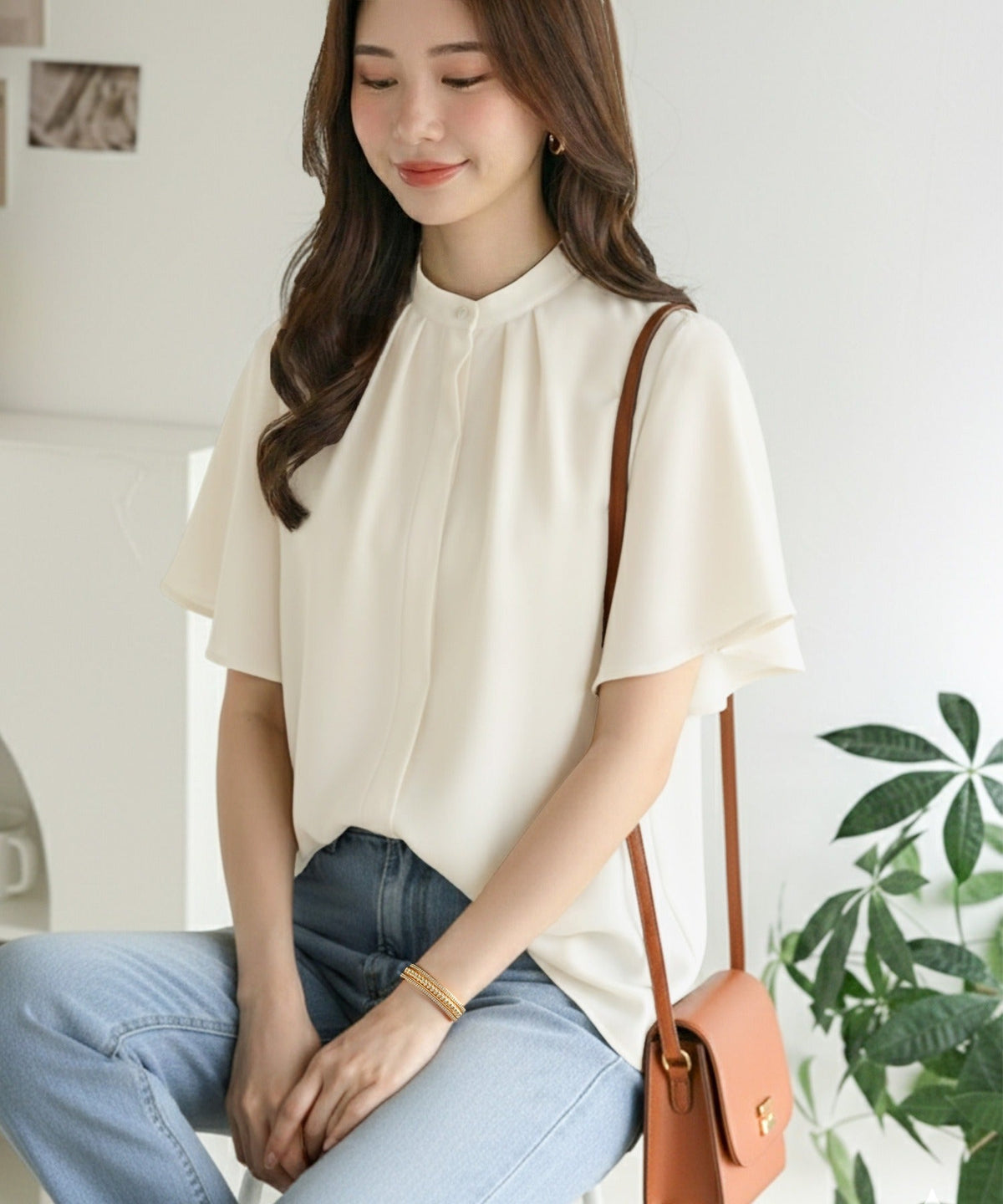 軽やかに揺れるフレアスリーブと、ミニマルな仕立てで上品に決まる♪衿タック袖フリル比翼バンドカラーブラウス ce1110156