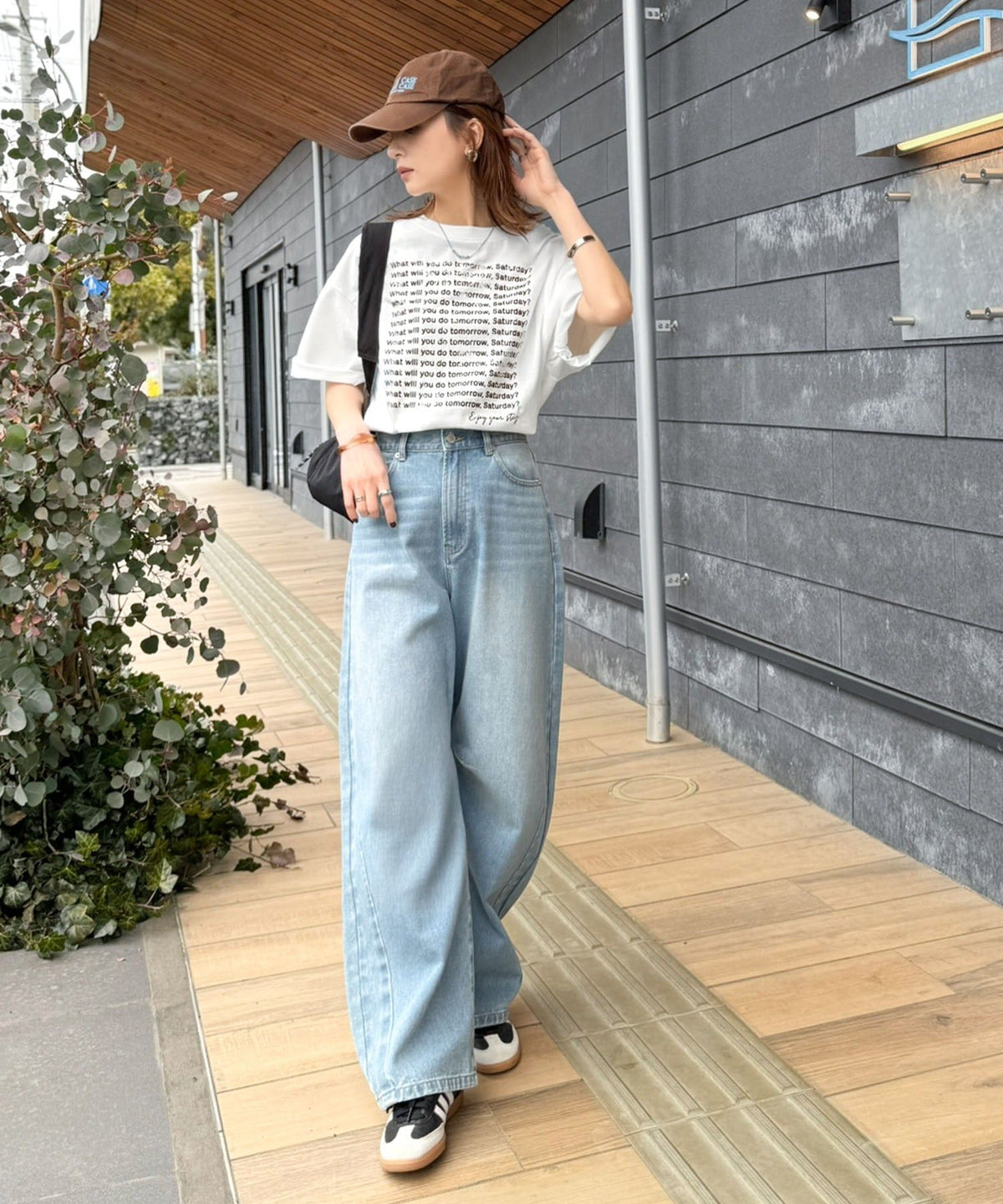 《JaVaジャバコラボ》雰囲気も気持ちも明るくなれる！週末を楽しむための、綿100％かすれ調メッセージプリントTシャツ（半袖） jo1320014