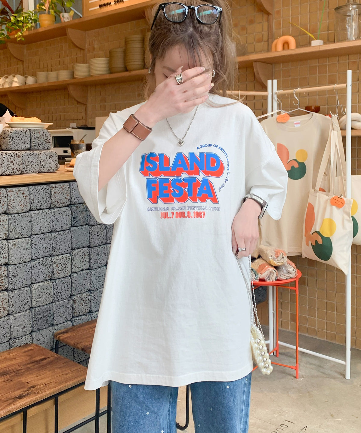 《JAVA ジャバコラボ》こなれた大人カジュアルスタイルの主役に。綿100%フェスロゴピグメントTシャツ jv1029046