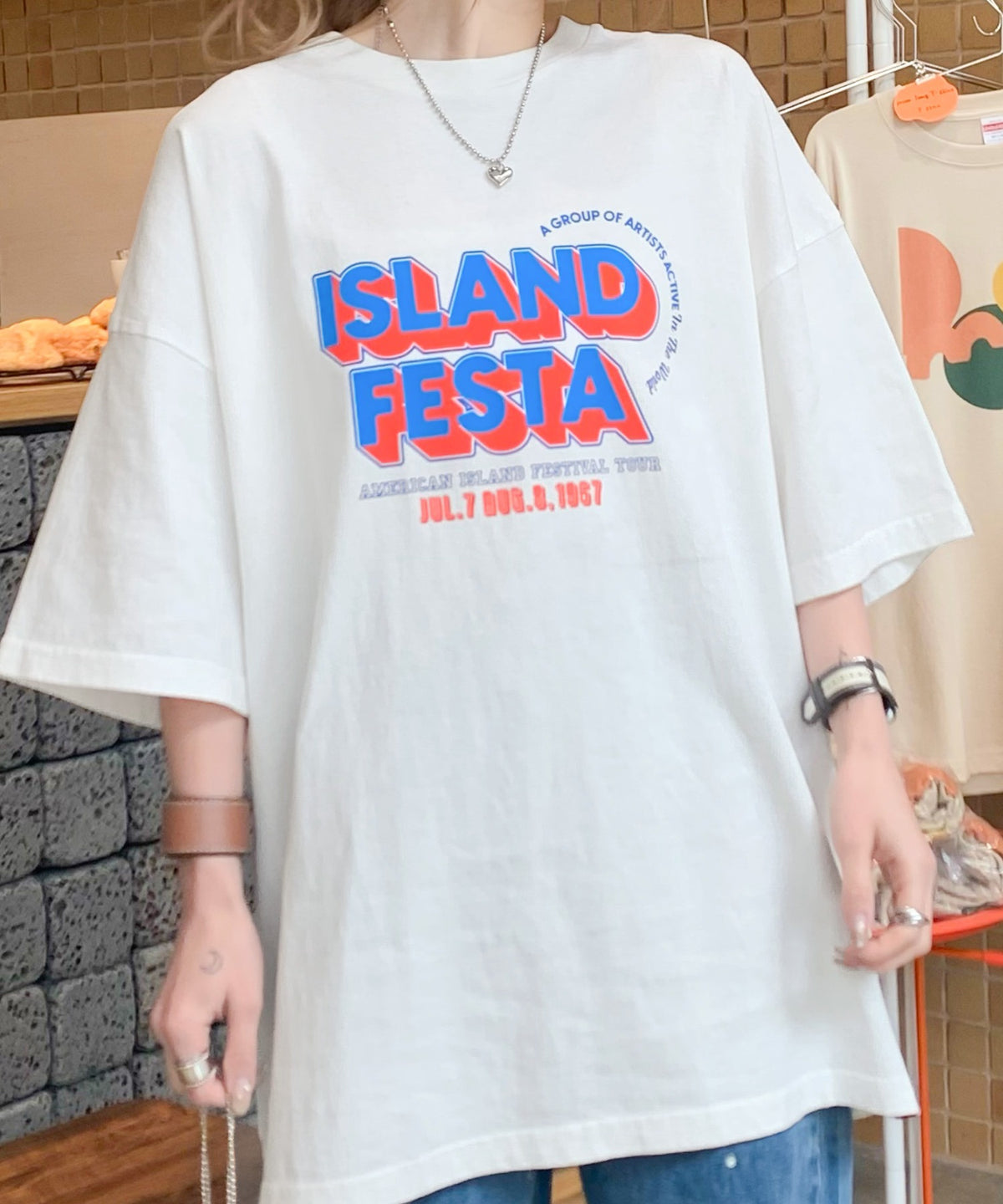 《JAVA ジャバコラボ》こなれた大人カジュアルスタイルの主役に。綿100%フェスロゴピグメントTシャツ jv1029046