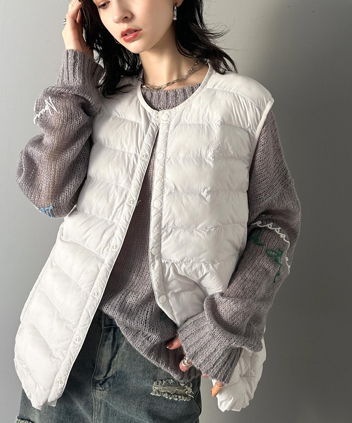 軽やかで女性らしく。胸刺繍スーパーライト中綿ダウンベスト ce1260254
