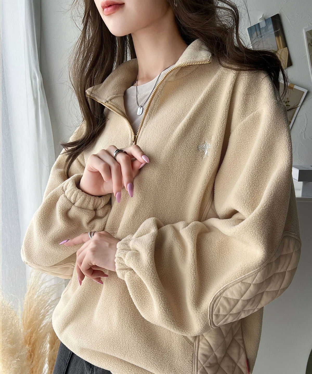 大人カジュアル。ワンポイント胸刺繍入りフリース×キルトハーフジッププルオーバー ce1110083