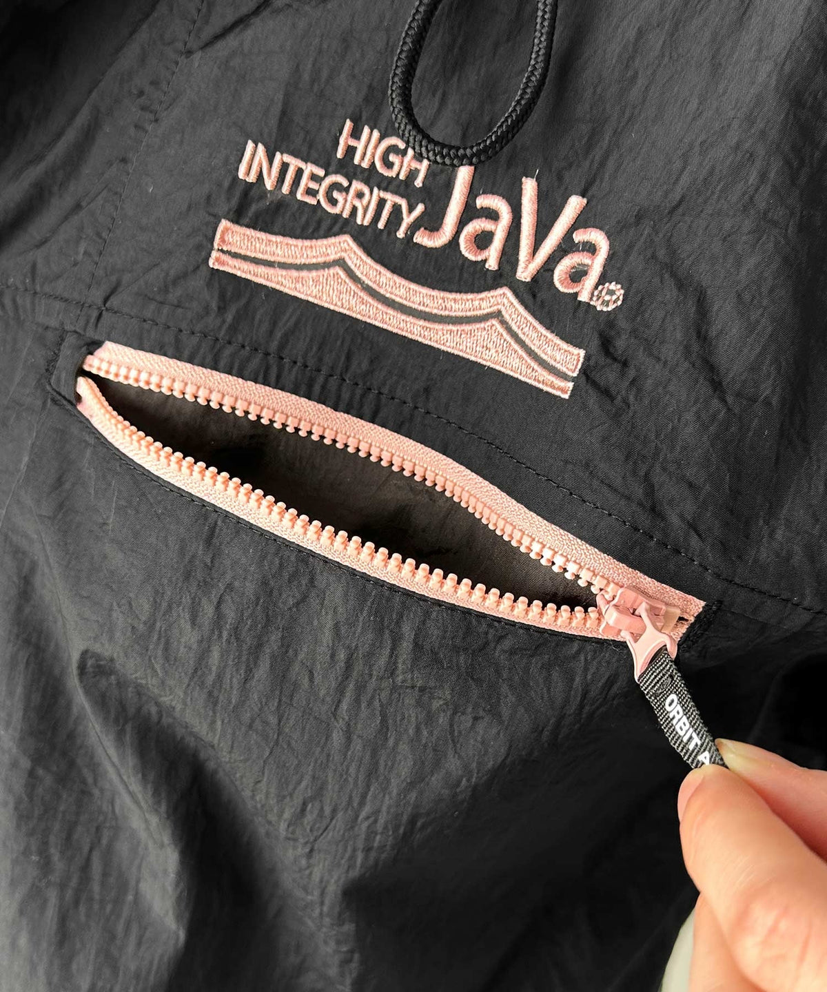 《Javaジャバコラボ》洗練されたカジュアルスタイル。オーバーサイズジップアップ軽量パーカー jv1260312
