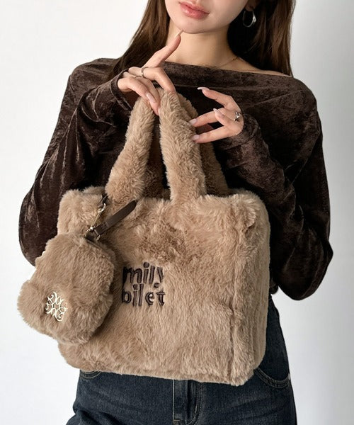 【mily bilet】ふわふわのファーで魅了する。ミニポーチ付きロゴ刺繍ファーショルダーバッグ mi1159036