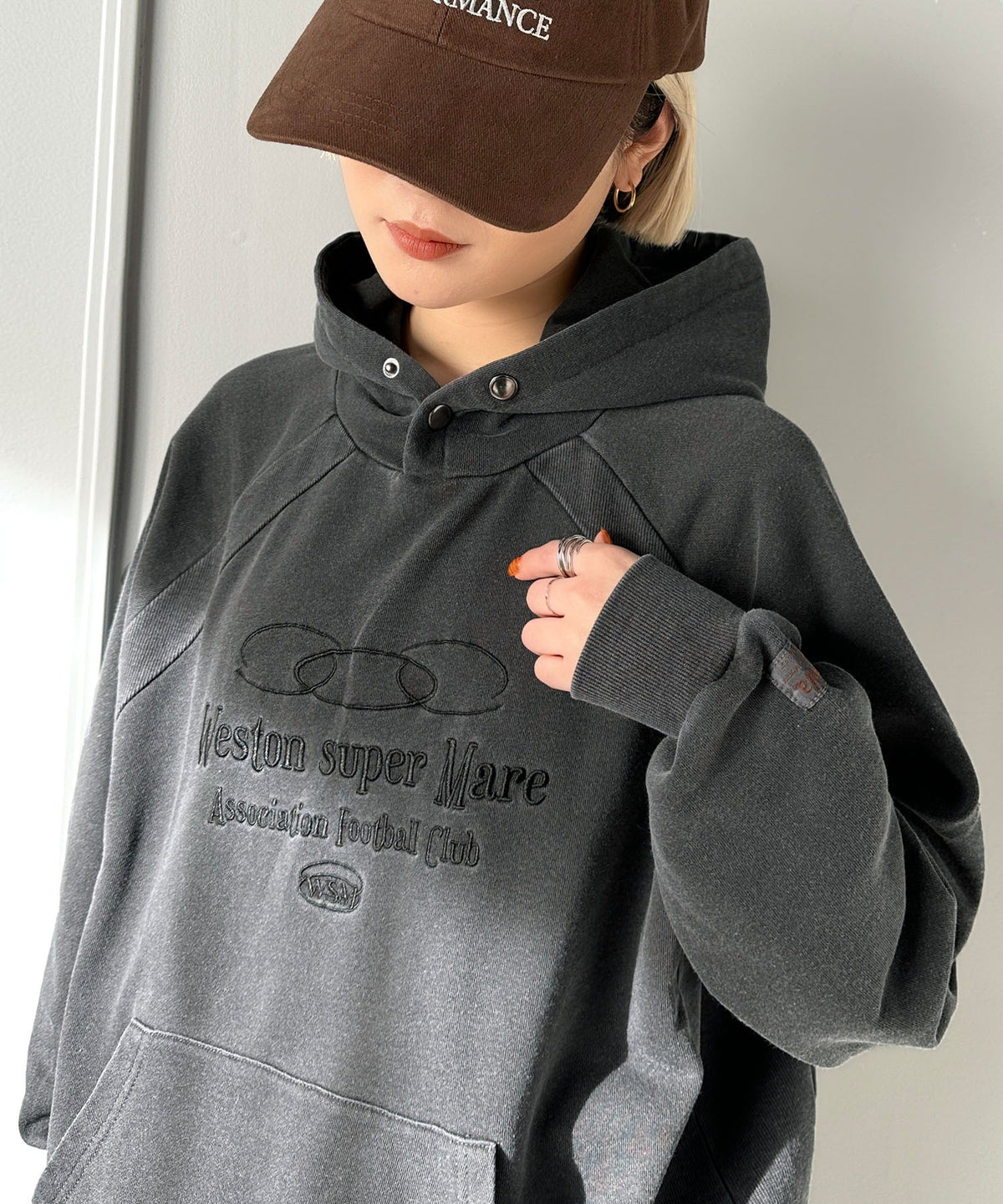 《Javaジャバコラボ》個性が際立つアートな一着！ヴィンテージ風フットボールデザインピグメントオーバーサイズパーカー（長袖） jv1029104