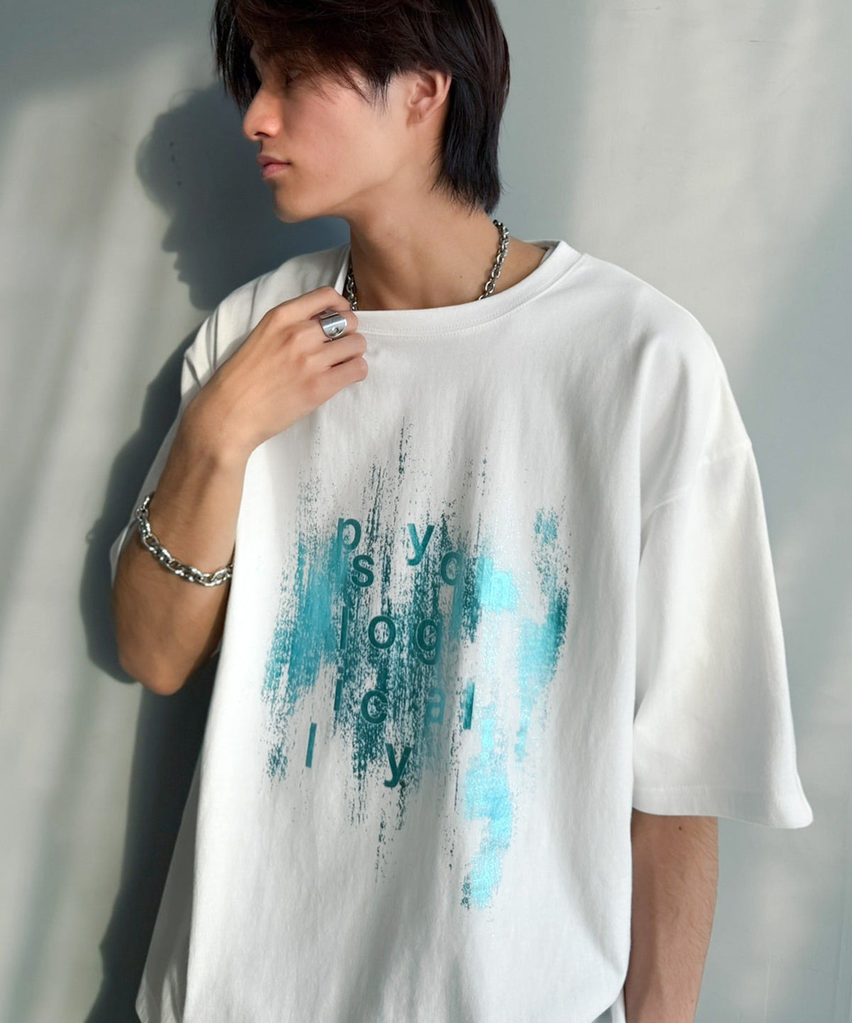 無地じゃ足りない、そんな日に！コットン100% グリッチノイズ箔プリントTシャツ／Glitch Noise Foil Print T-Shirt co1320011