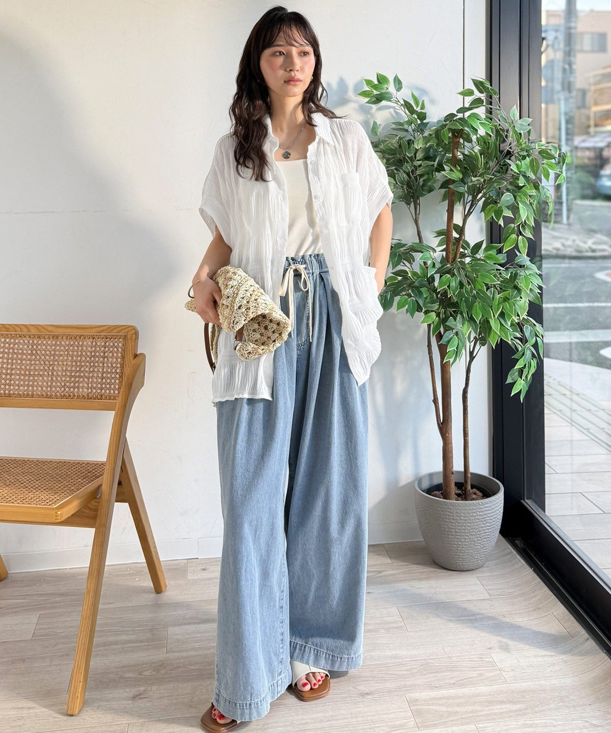 シャーリングの立体感が美しい、大人の抜け感ブラウス。胸ポケット 襟つきシアープリーツブラウス ce1010539