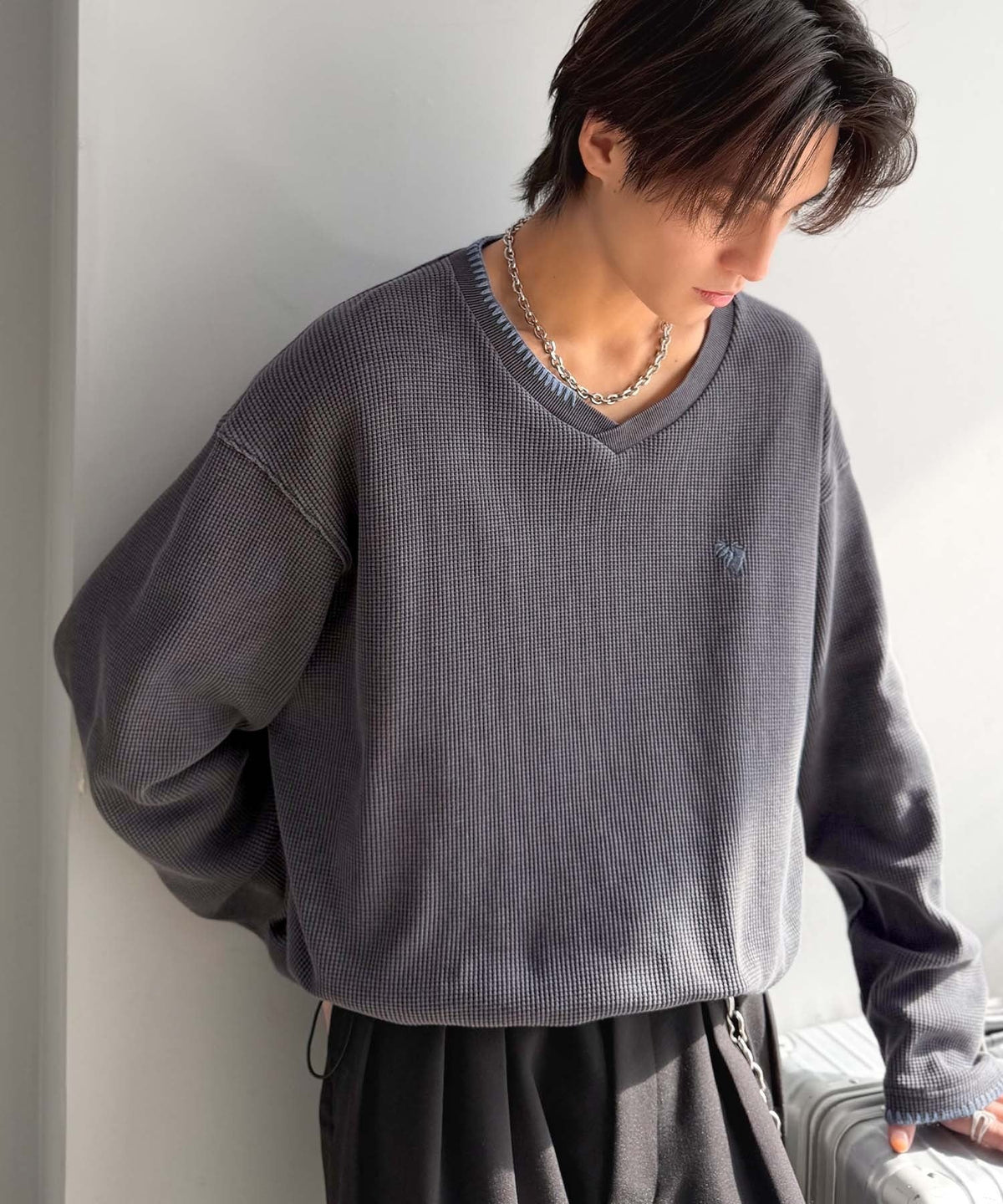 《JaVaジャバコラボ》ラフなのに計算されたバランス。裾ドロスト付きピグメント加工ステッチ配色VネックTシャツ jo1150086