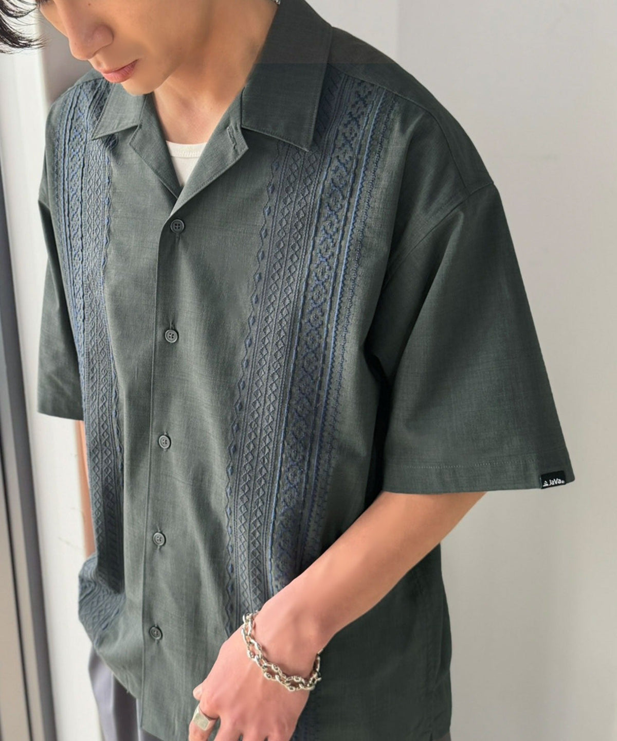 《JaVaジャバコラボ》周りと差がつく総刺繍！リラックスシルエット 清涼リネンライク素材 オープンカラー キューバシャツ（半袖） jo1320017
