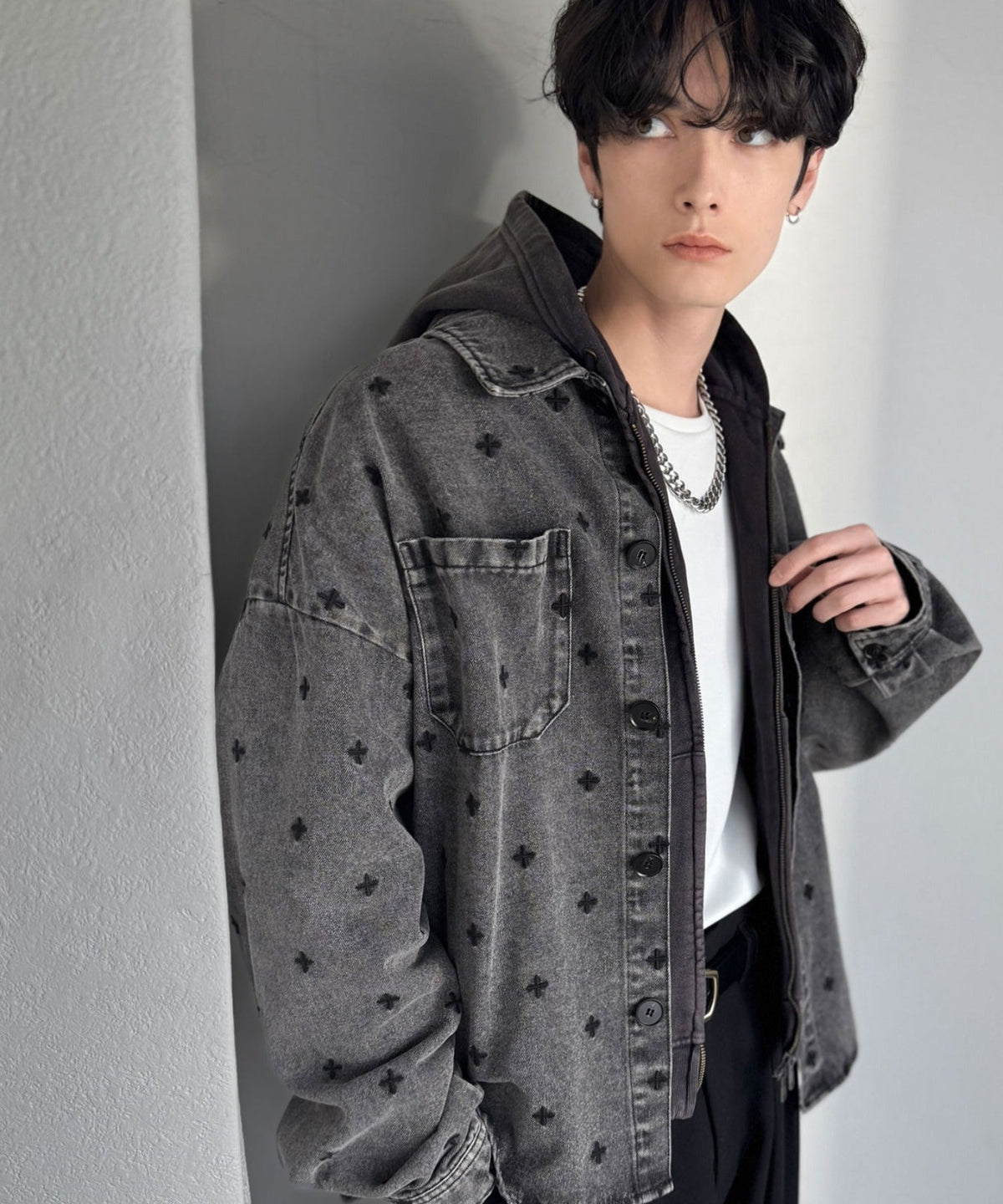 「シンプル以上、主張しすぎない存在感。」総柄刺繍デニムシャツジャケット／All-Over Embroidered Denim Shirt Jacket co1010050