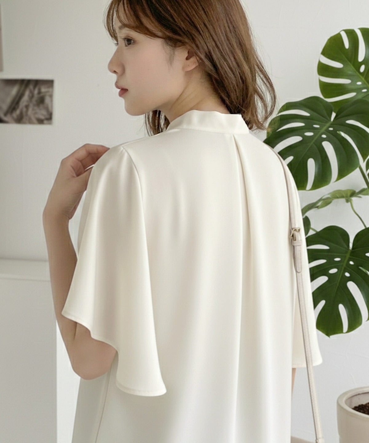 軽やかに揺れるフレアスリーブと、ミニマルな仕立てで上品に決まる♪衿タック袖フリル比翼バンドカラーブラウス ce1110156