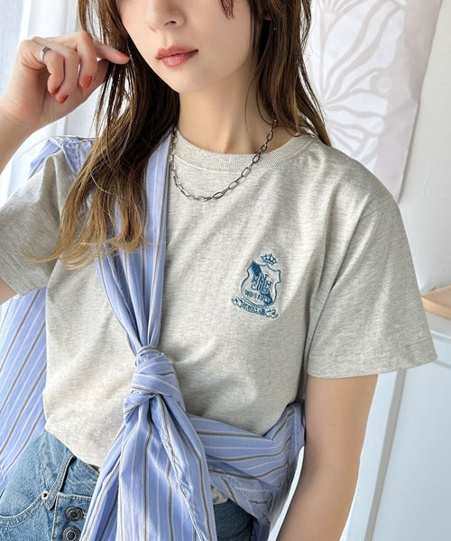 《JaVaジャバコラボ》カジュアルの格上げ。綿100％シルケット風素材 胸元エンブレム刺繍Tシャツ（半袖） jv1330012