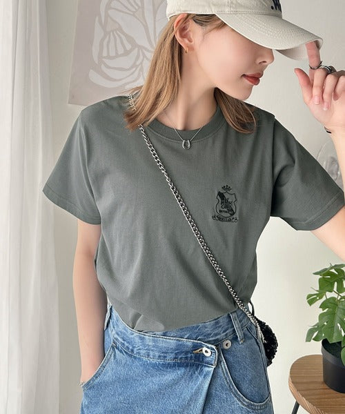 《JaVaジャバコラボ》カジュアルの格上げ。綿100％シルケット風素材 胸元エンブレム刺繍Tシャツ（半袖） jv1330012