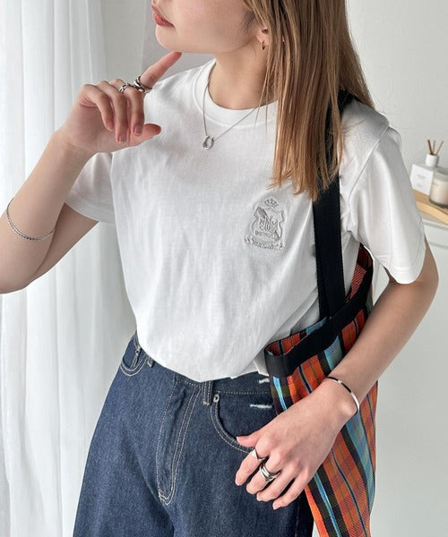《JaVaジャバコラボ》カジュアルの格上げ。綿100％シルケット風素材 胸元エンブレム刺繍Tシャツ（半袖） jv1330012