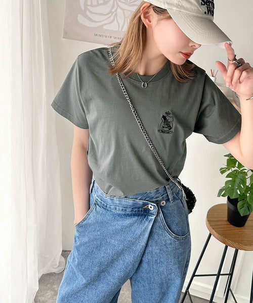 《JaVaジャバコラボ》カジュアルの格上げ。綿100％シルケット風素材 胸元エンブレム刺繍Tシャツ（半袖） jv1330012