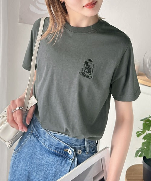 《JaVaジャバコラボ》カジュアルの格上げ。綿100％シルケット風素材 胸元エンブレム刺繍Tシャツ（半袖） jv1330012