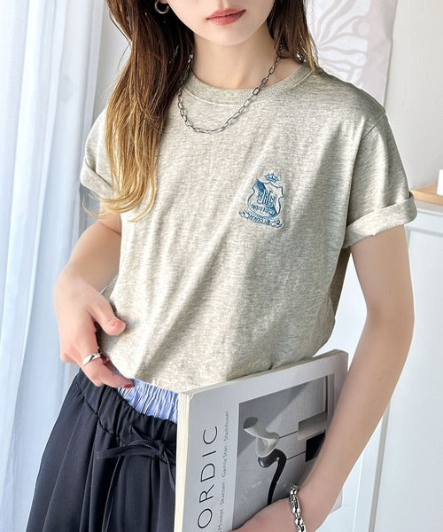《JaVaジャバコラボ》カジュアルの格上げ。綿100％シルケット風素材 胸元エンブレム刺繍Tシャツ（半袖） jv1330012
