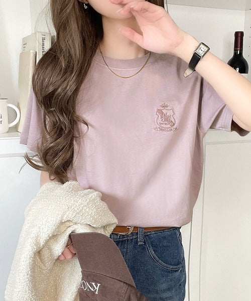《JaVaジャバコラボ》カジュアルの格上げ。綿100％シルケット風素材 胸元エンブレム刺繍Tシャツ（半袖） jv1330012