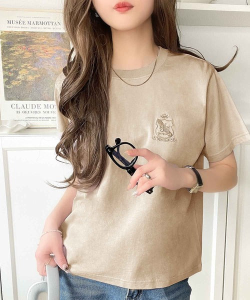 《JaVaジャバコラボ》カジュアルの格上げ。綿100％シルケット風素材 胸元エンブレム刺繍Tシャツ（半袖） jv1330012