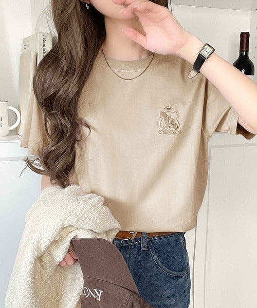 《JaVaジャバコラボ》カジュアルの格上げ。綿100％シルケット風素材 胸元エンブレム刺繍Tシャツ（半袖） jv1330012