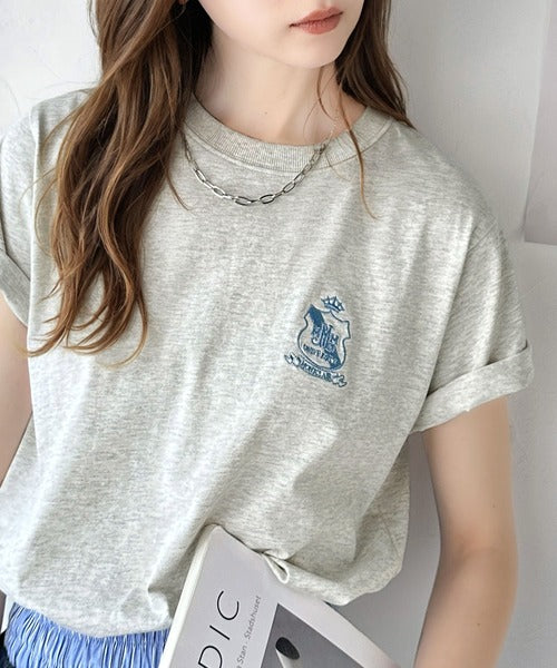 《JaVaジャバコラボ》カジュアルの格上げ。綿100％シルケット風素材 胸元エンブレム刺繍Tシャツ（半袖） jv1330012