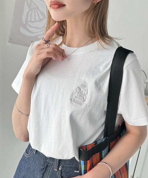 《JaVaジャバコラボ》カジュアルの格上げ。綿100％シルケット風素材 胸元エンブレム刺繍Tシャツ（半袖） jv1330012