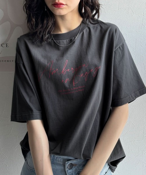 大人カジュアルに映える。綿100％胸元筆記体ロゴなめらかシルケット風Tシャツ（半袖） ce1330030