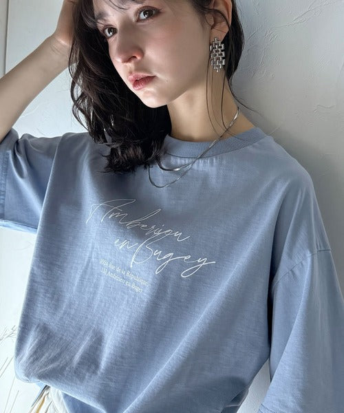 大人カジュアルに映える。綿100％胸元筆記体ロゴなめらかシルケット風Tシャツ（半袖） ce1330030