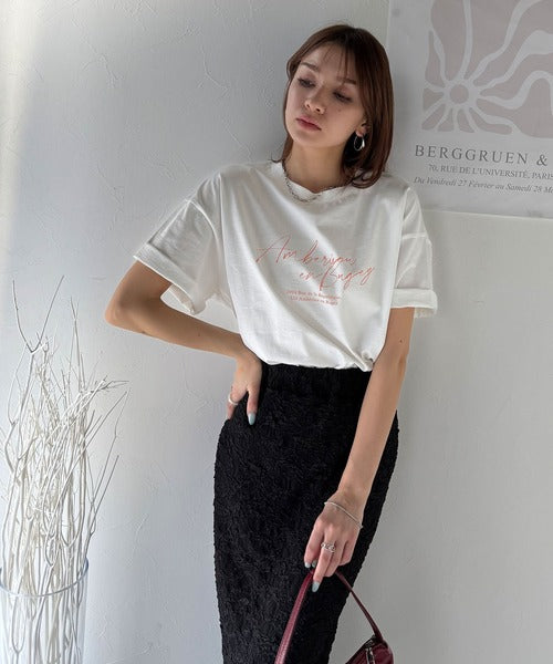 大人カジュアルに映える。綿100％胸元筆記体ロゴなめらかシルケット風Tシャツ（半袖） ce1330030