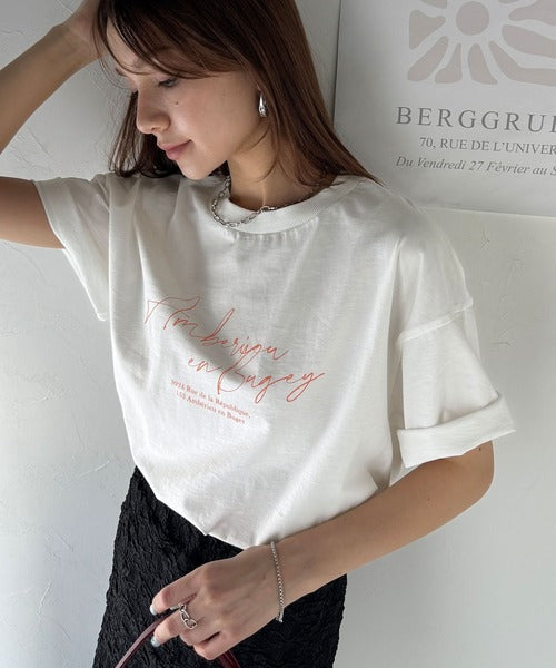 大人カジュアルに映える。綿100％胸元筆記体ロゴなめらかシルケット風Tシャツ（半袖） ce1330030