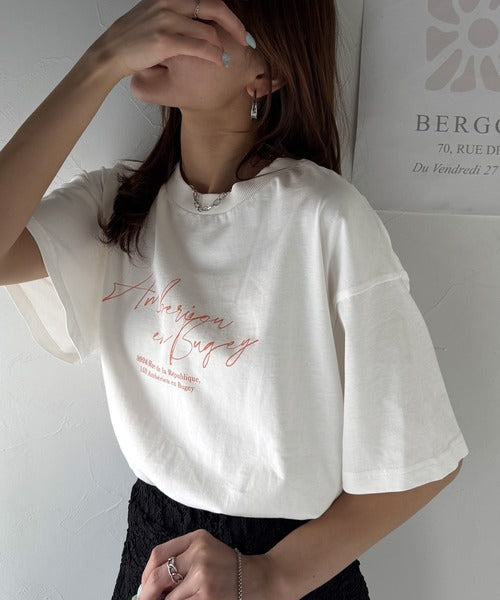 大人カジュアルに映える。綿100％胸元筆記体ロゴなめらかシルケット風Tシャツ（半袖） ce1330030