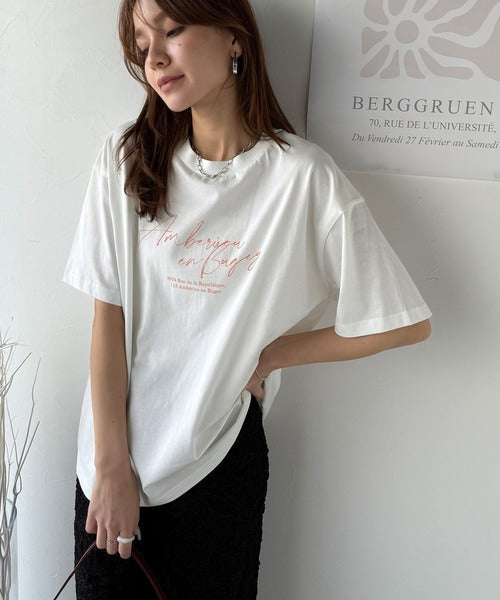 大人カジュアルに映える。綿100％胸元筆記体ロゴなめらかシルケット風Tシャツ（半袖） ce1330030