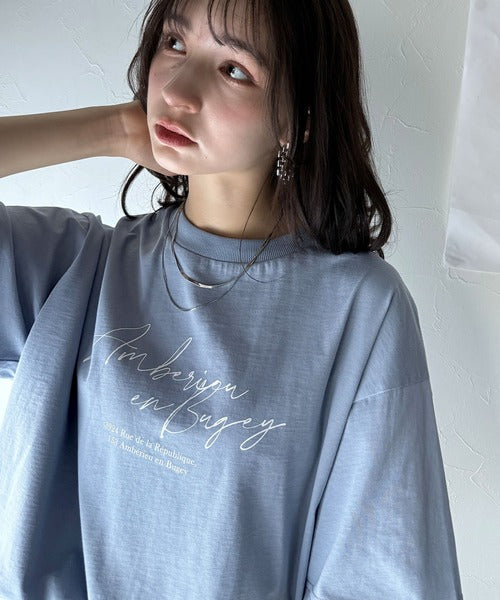 大人カジュアルに映える。綿100％胸元筆記体ロゴなめらかシルケット風Tシャツ（半袖） ce1330030