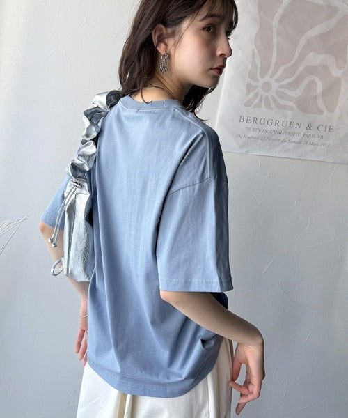 大人カジュアルに映える。綿100％胸元筆記体ロゴなめらかシルケット風Tシャツ（半袖） ce1330030