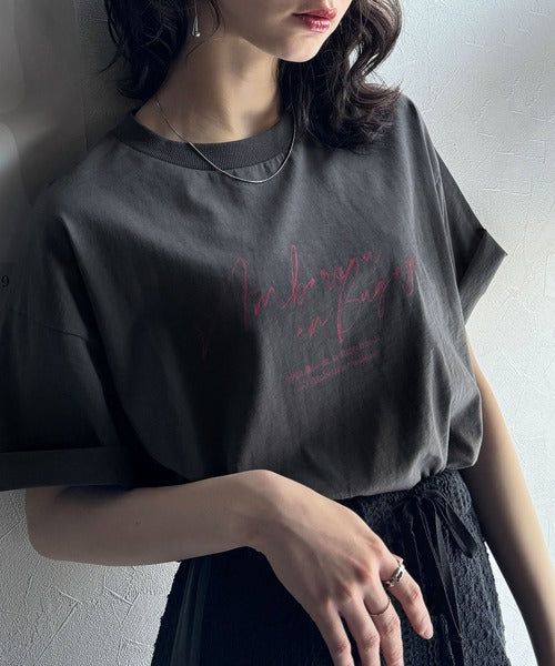 大人カジュアルに映える。綿100％胸元筆記体ロゴなめらかシルケット風Tシャツ（半袖） ce1330030