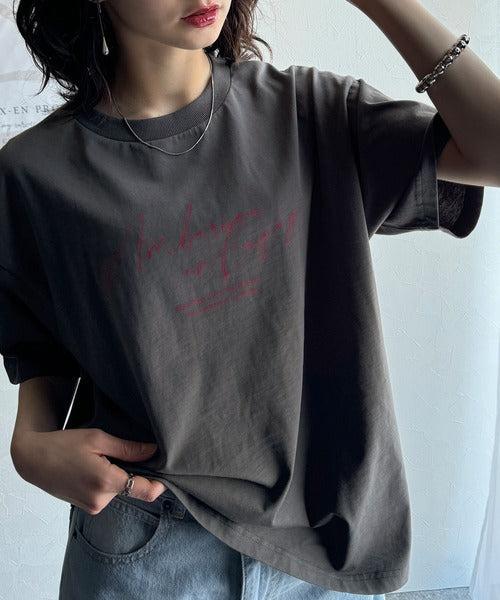 大人カジュアルに映える。綿100％胸元筆記体ロゴなめらかシルケット風Tシャツ（半袖） ce1330030