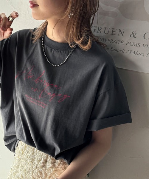 大人カジュアルに映える。綿100％胸元筆記体ロゴなめらかシルケット風Tシャツ（半袖） ce1330030