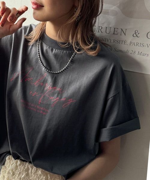 大人カジュアルに映える。綿100％胸元筆記体ロゴなめらかシルケット風Tシャツ（半袖） ce1330030