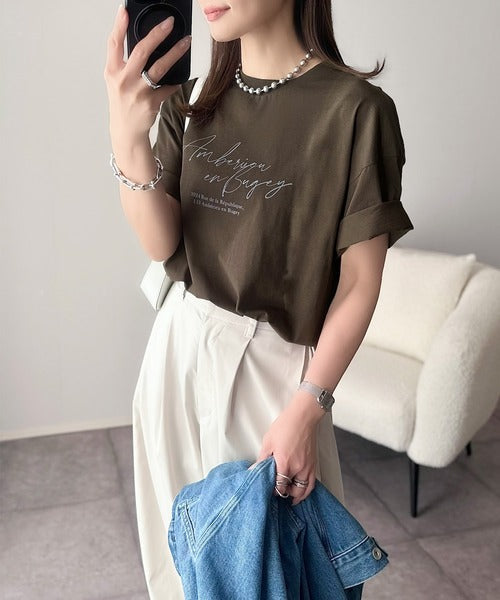 大人カジュアルに映える。綿100％胸元筆記体ロゴなめらかシルケット風Tシャツ（半袖） ce1330030