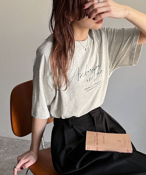大人カジュアルに映える。綿100％胸元筆記体ロゴなめらかシルケット風Tシャツ（半袖） ce1330030