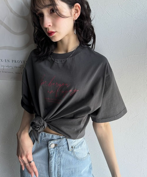 大人カジュアルに映える。綿100％胸元筆記体ロゴなめらかシルケット風Tシャツ（半袖） ce1330030