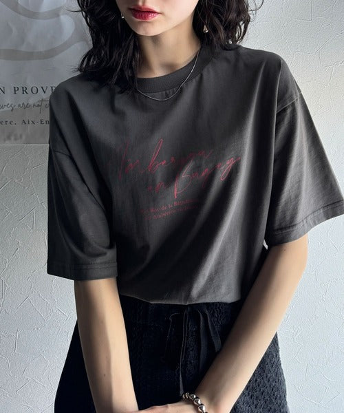 大人カジュアルに映える。綿100％胸元筆記体ロゴなめらかシルケット風Tシャツ（半袖） ce1330030