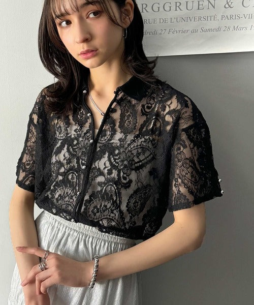 【mily bilet】フェミニンと洗練を纏う。メタルボタンコンパクトレースシャツ mi1019089